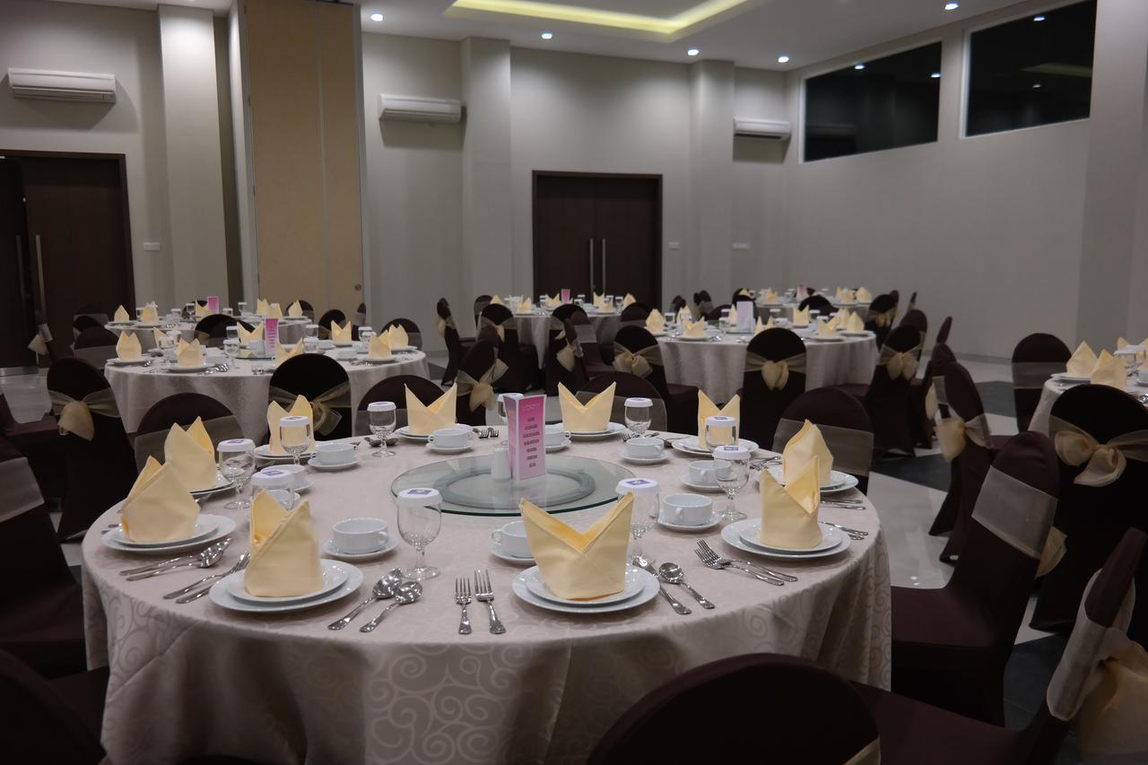 Amantis Hotel Demak Exterior photo
